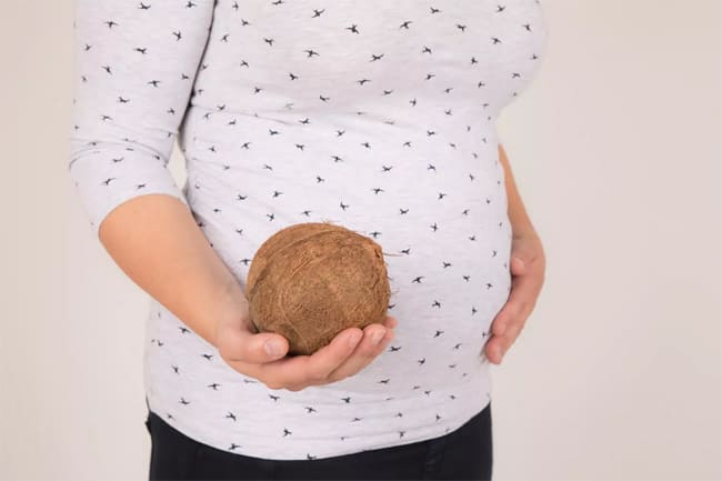 bà bầu có nên uống nước dừa không